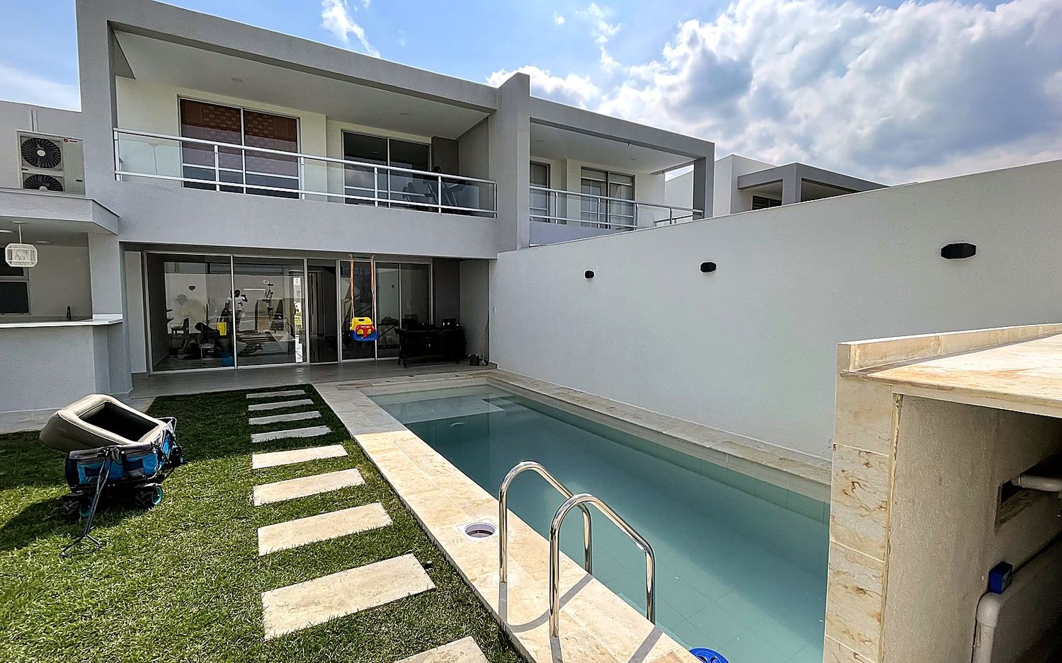 Obra construida — eje de la piscina